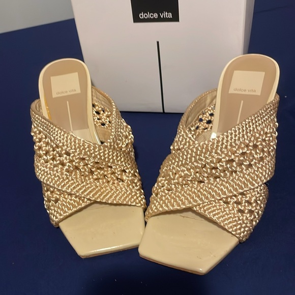 Dolce Vita Vanilla Woven Sandals - Picture 3 of 7